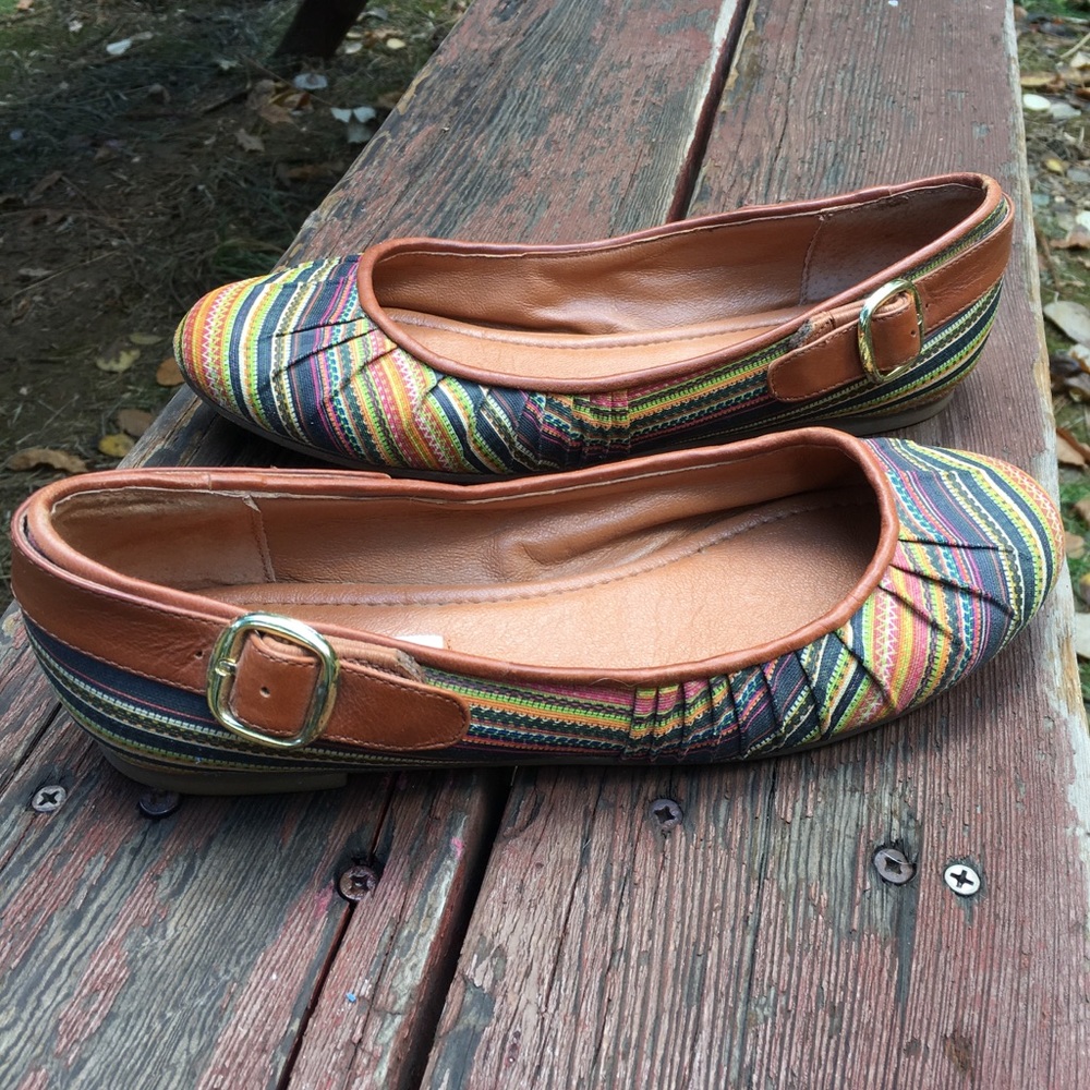 👀 Steve Madden Multi-colored Striped Flats